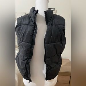 Old navy puffer vest in black. Never worn, boys size Medium.